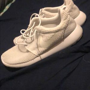 White Men Nike Roshe 11